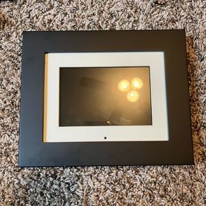 Digital picture frame